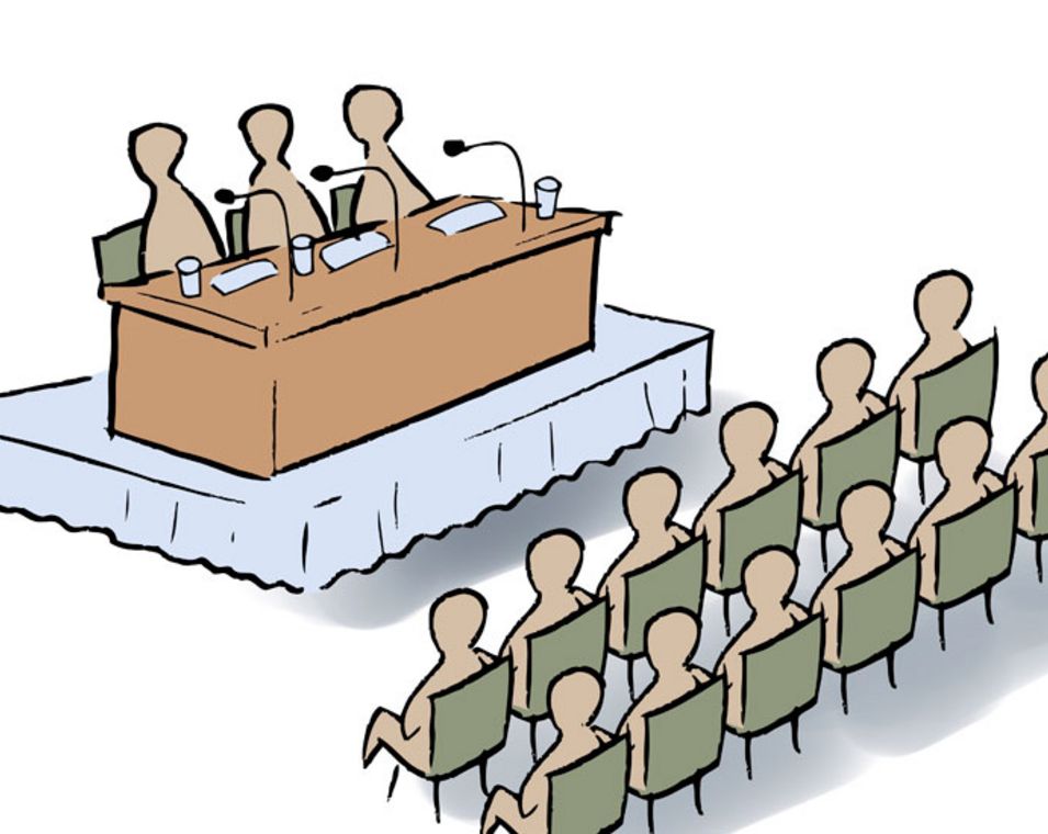 Publikum und Panel bei einer Tagung