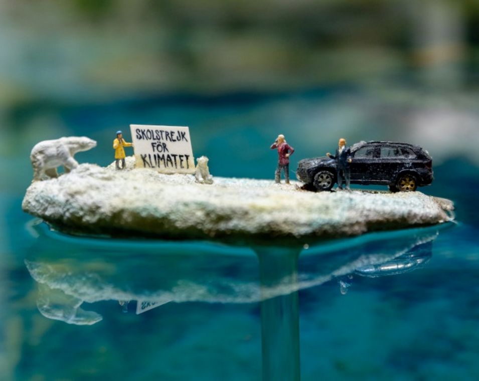 Das Bild zeigt eine Miniatur der Klimaschutzaktivistin Greta Thunberg auf einer Eisscholle im "Miniatur Wunderland Hamburg".
