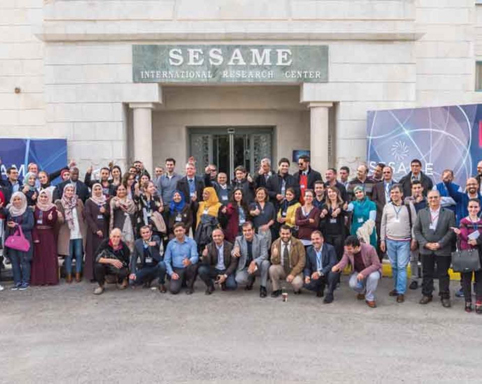 Das Bild zeigt ein Gruppenfoto der Nutzer des Sesame in Jordanien.