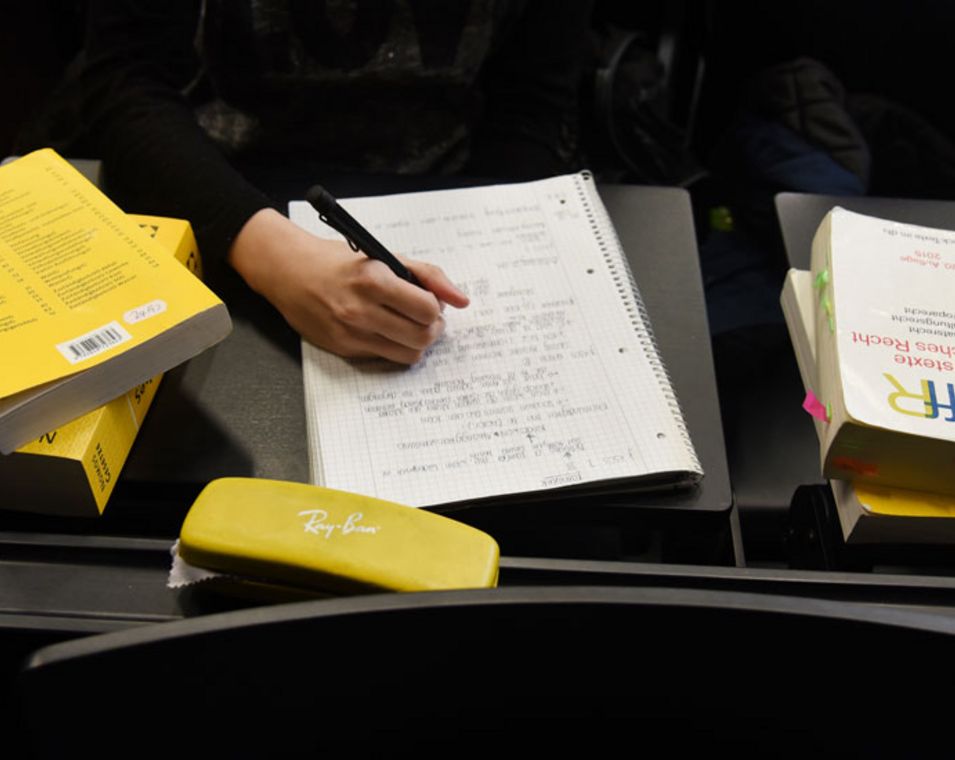 Das Foto zeigt den Schreibtisch eines Jurastudenten mit Literatur.