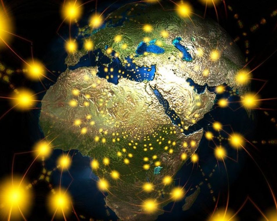 Ein Globus umspannt von goldenen Leuchtfäden und sternenartigem Leuchten. 