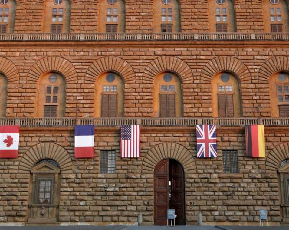 Das Bild zeigt die Flaggen der G7-Staaten am Palazzo Pitti.