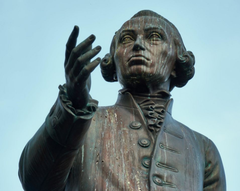 Das Bild zeigt die Statue Immanuel Kants vor der "Baltischen Föderalen Immanuel-Kant-Universität" in Kaliningrad, Russland.