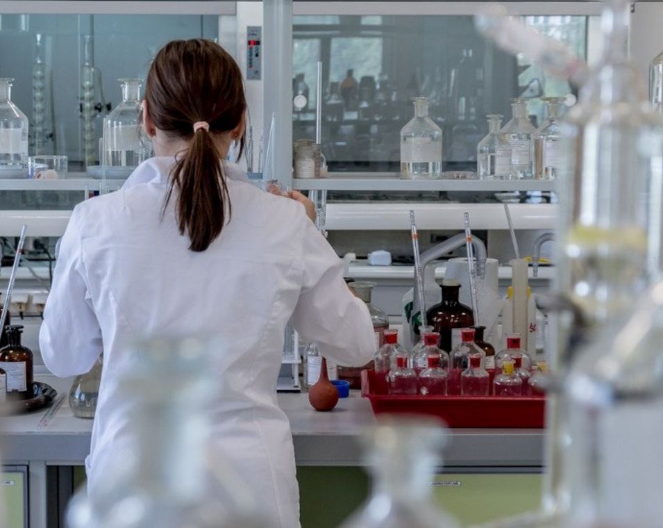Das Bild zeigt eine junge Wissenschaftlerin im Labor.