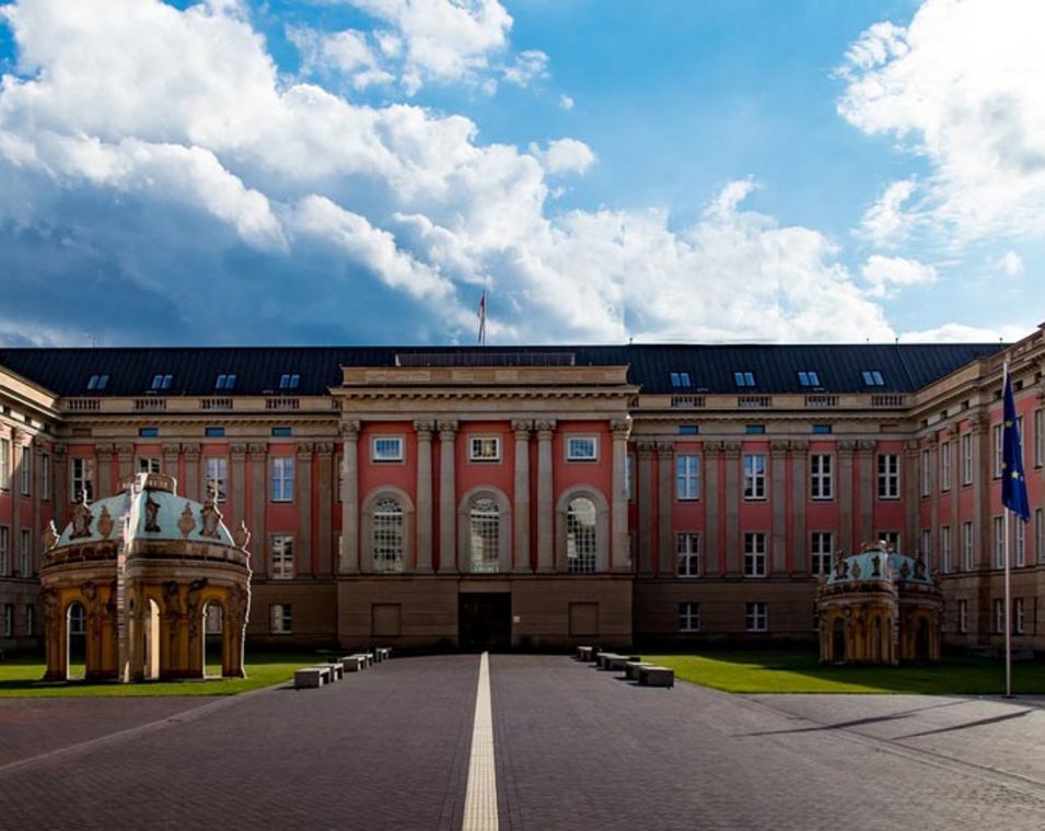 Der Innenhof eines historischen Gebäudes aus rotem Stein ist zu sehen: Der Landtag in Potsdam. 