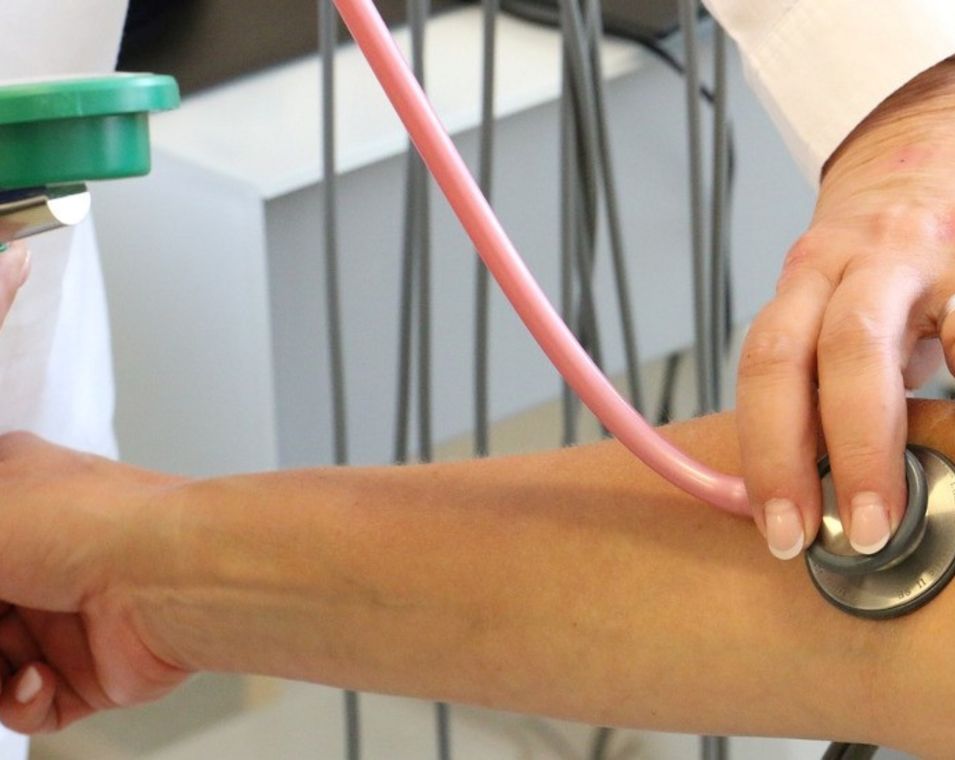 Das Bild zeigt eine Ärztin beim Blutdruck-Messen.
