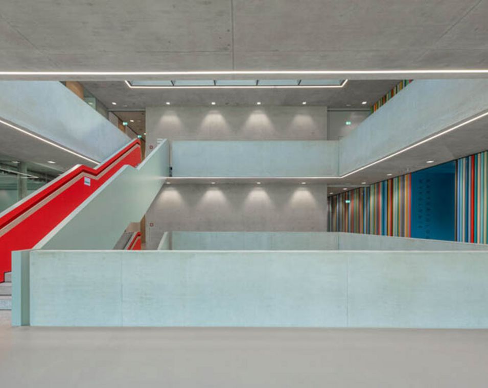 Eine Innenaufnahme des neuen Gebäudes der Mikrobiologie an der LMU München