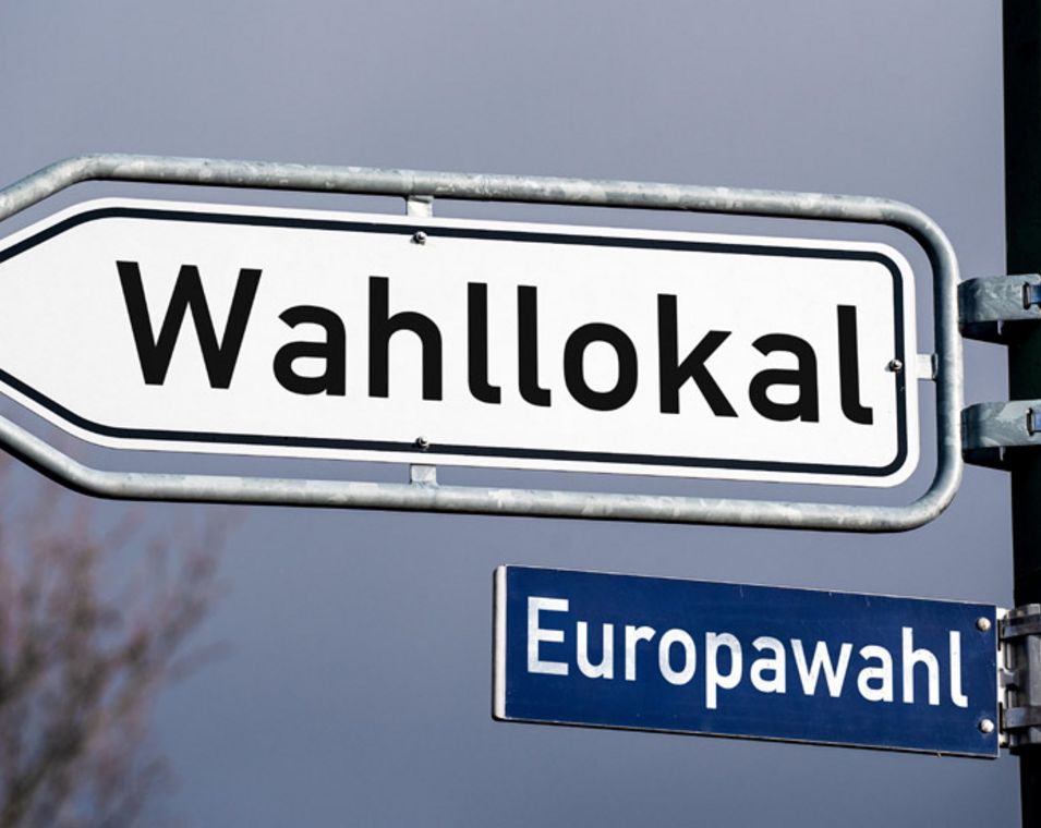 Auf zwei Schildern steht "Wahllokal" und "Europawahl".