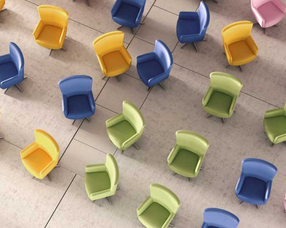 Viele verschiedenfarbige und -ausgerichtete Stühle