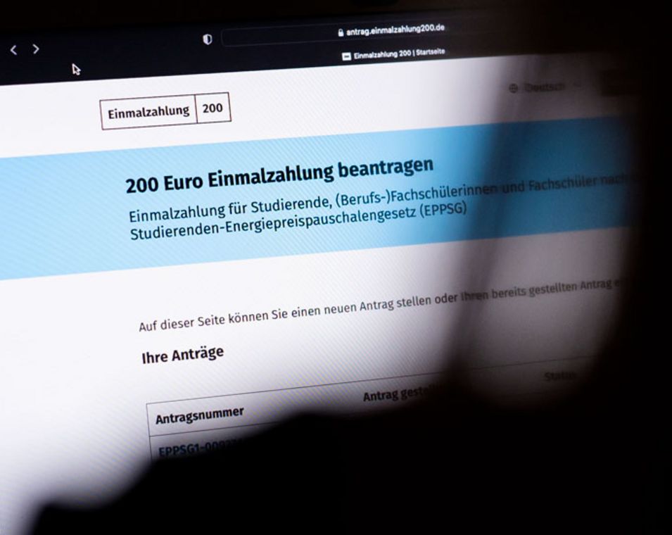Blick auf einen Computerbildschirm mit dem Antragsformular der 200-Euro-Einmalzahlung.