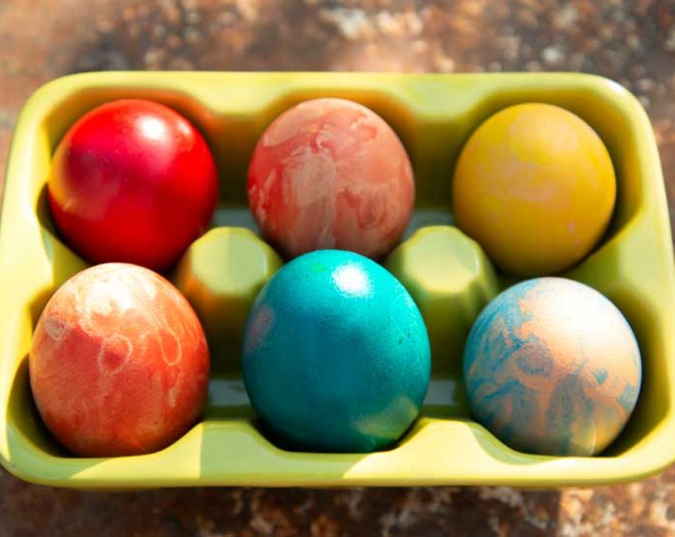 Bunt gefärbte Ostereier in einem Eierkarton