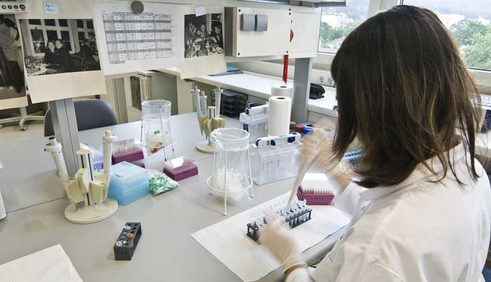 Das Foto zeigt eine Forscherin in einem Chemielabor.