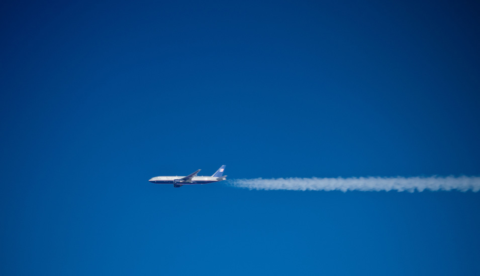 Das Foto zeigt ein Flugzeug vor blauem Himmel