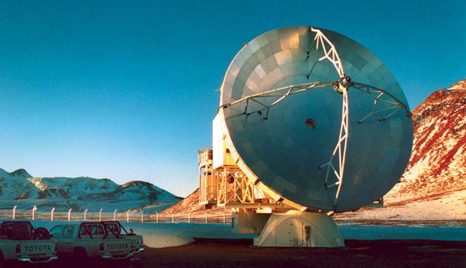 Das Foto zeigt das Radioteleskop APEX in Chile.