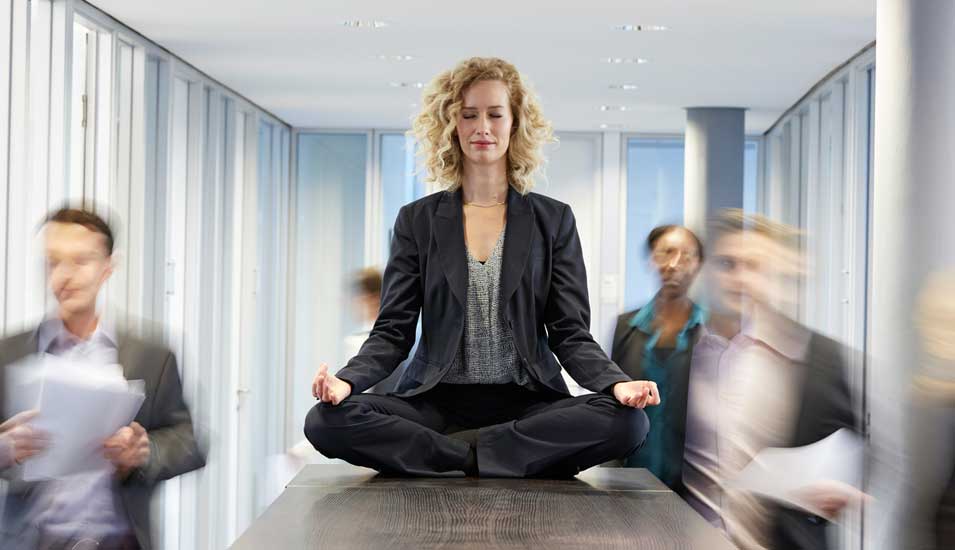 Illustration einer Frau, die im Büro meditiert