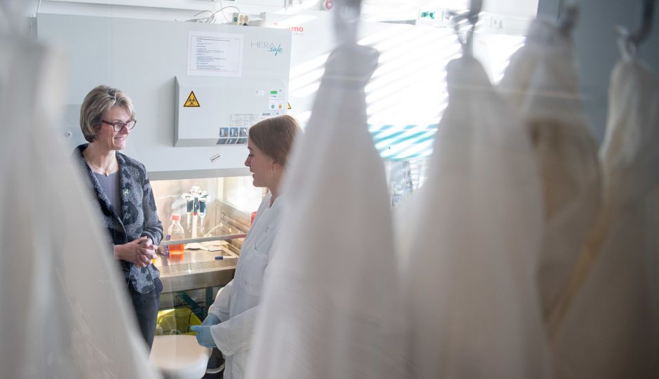 Das Foto zeigt Bundesforschungsministerin Anja Karliczek mit einer Wissenschaftlerin im Nationalen Centrum für Tumorerkrankungen. 