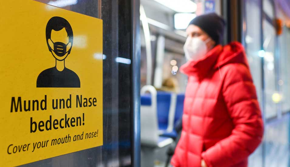 Person steigt mit FFP2-Maske in Bahn ein