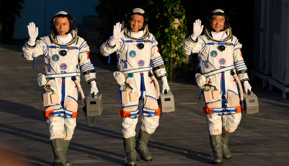 Die chinesischen Astronauten Tang Hongbo, Nie Haisheng und Liu Boming vor ihrem Abflug ins All.