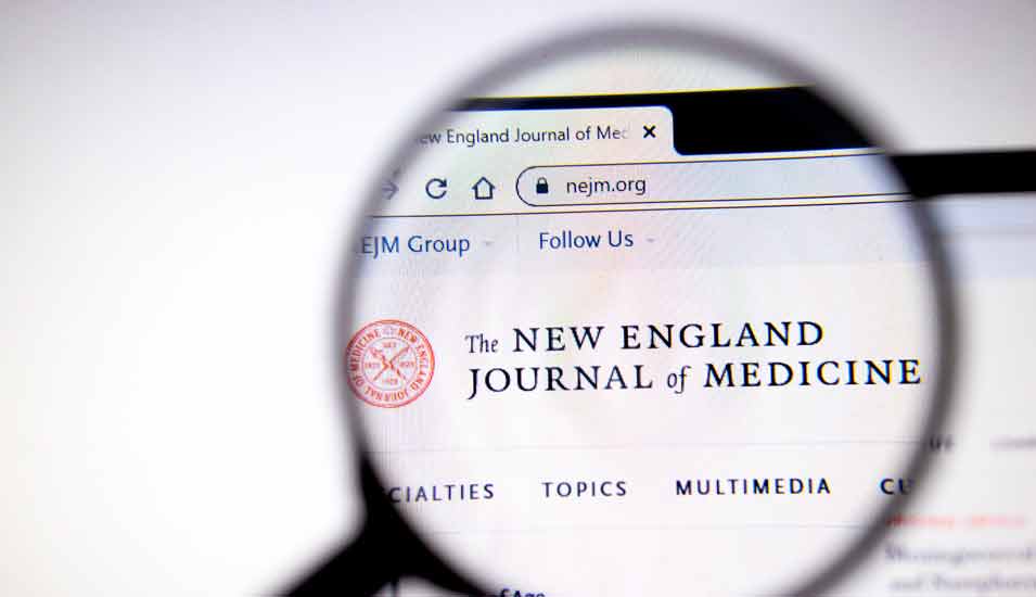 Webseite des New England Journal of Medicine unter einer Lupe