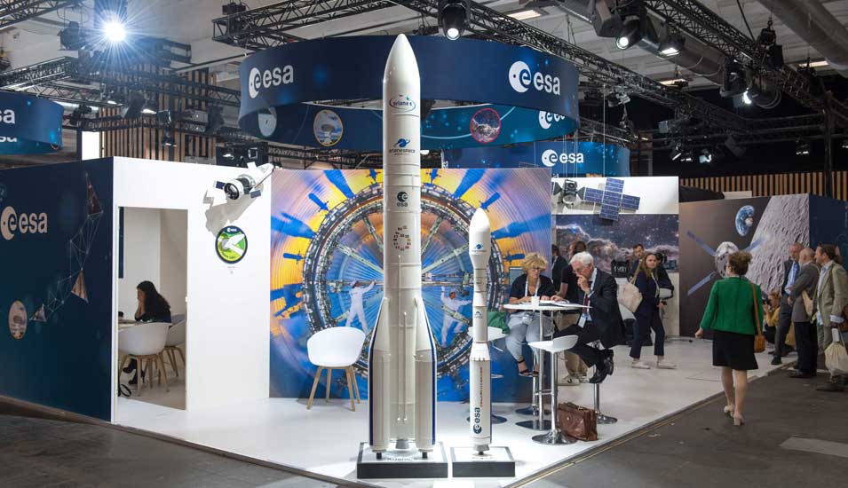 Modelle der Araiane 6 und der Vega C Rakete am Stand der ESA bei einem Kongress im September in Paris.