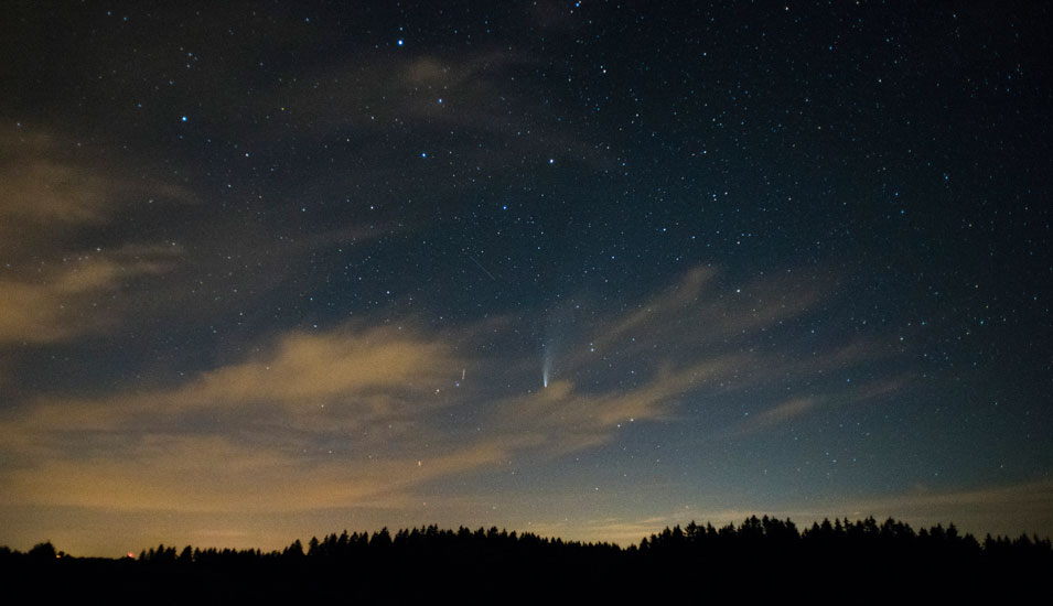 Nachthimmelansicht mit der Komet "Neowise" oder C/2020 F3, der im Juli 2020 einen deutlichen Schweif nach sich zieht..