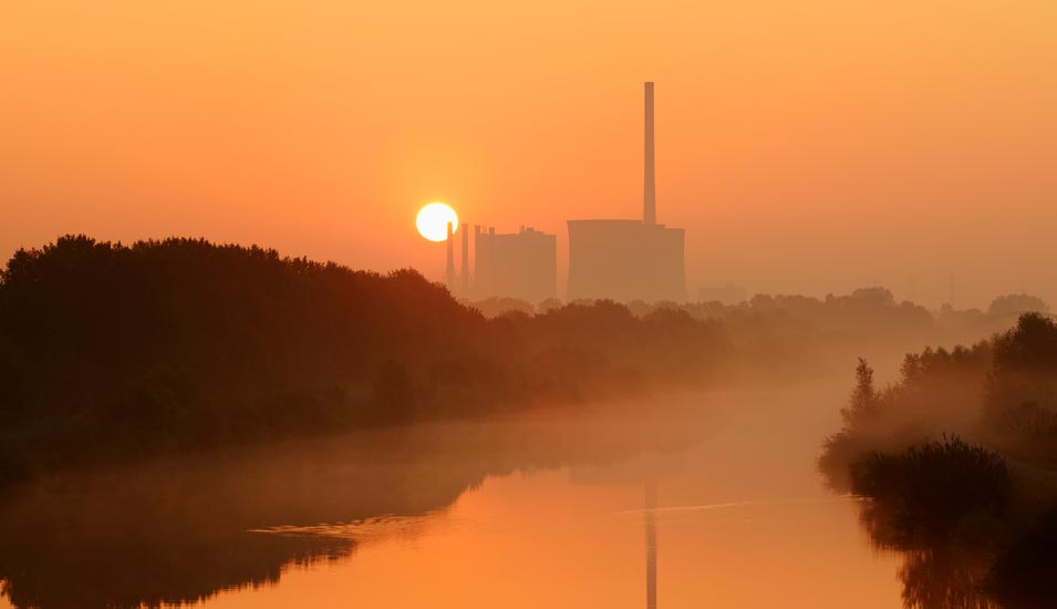 Foto des Datteln-Hamm-Kanals und des Kraftwerks Gersteinwerk in Nordrhein-Westfalen bei Sonnenaufgang