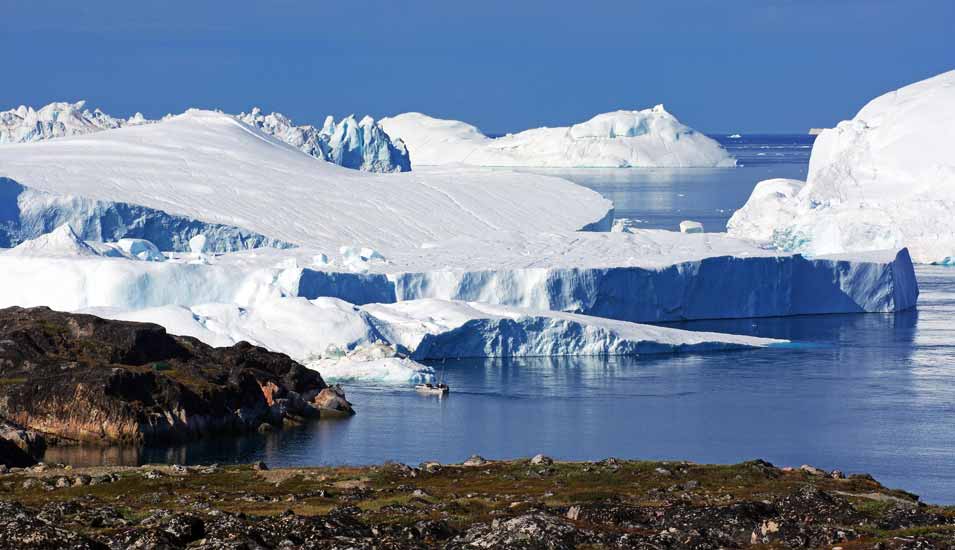 Aussicht auf eine Bucht mit Eisbergen in Grönland