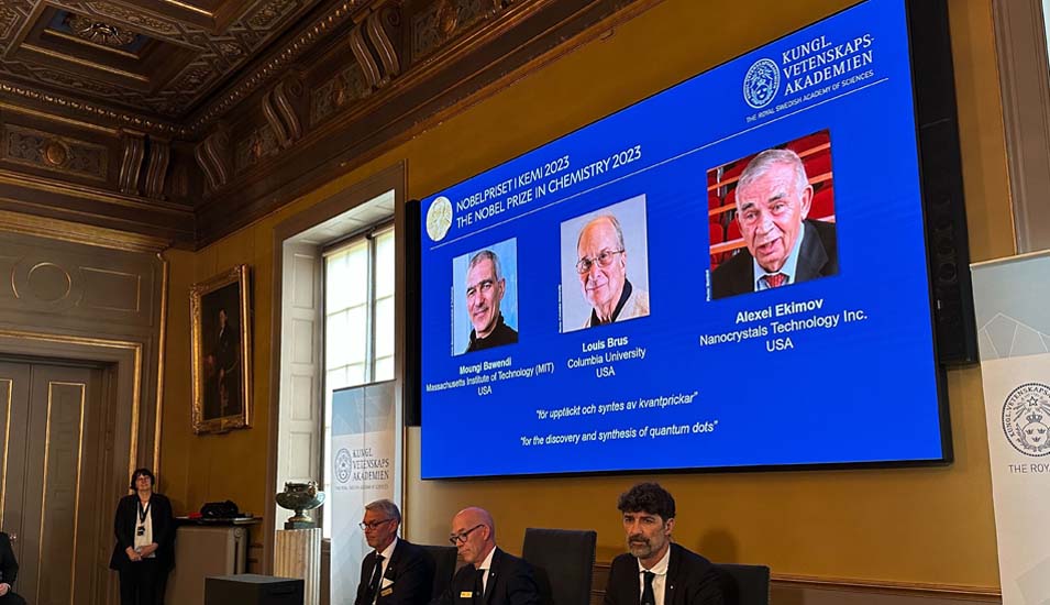 Ein Foto von der Pressekonferenz, bei der die Schwedische Akademie die Nobelpreisträger 2023 in Chemie bekanntgab.