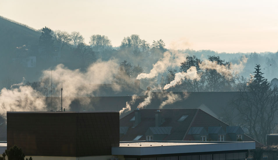 Feinstaub auch in Deutschland: Blick auf Rauchwolken zwischen Hausdächern.