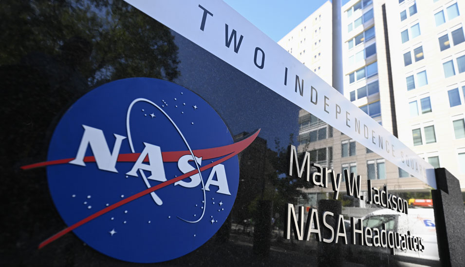 Das Unternehmenslogo der NASA-Geschäftsstelle in Washington ist in Großaufnahme zu sehen. 