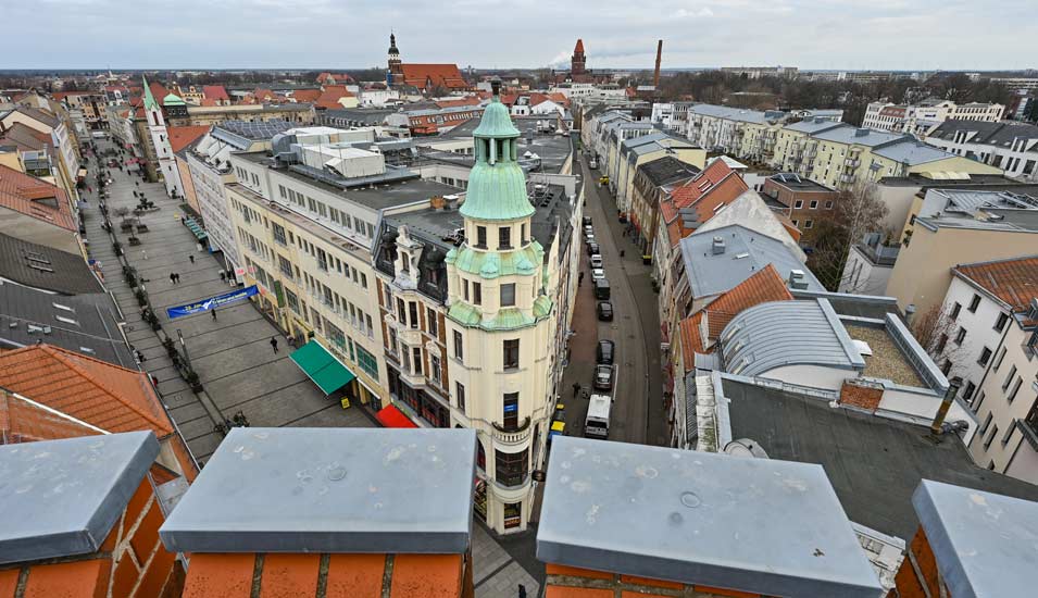 Blick vom knapp 30 Meter hohen Spremberger Turm über Wohn- und Geschäftshäuser im Zentrum der Stadt Cottbus.