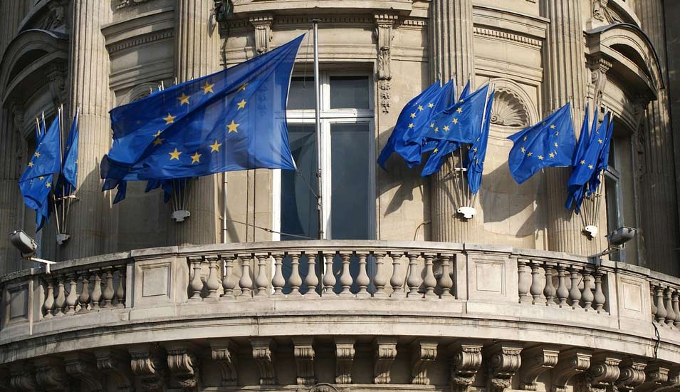 Ein historisches Gebäude mit zahlreichen Europaflaggen. 