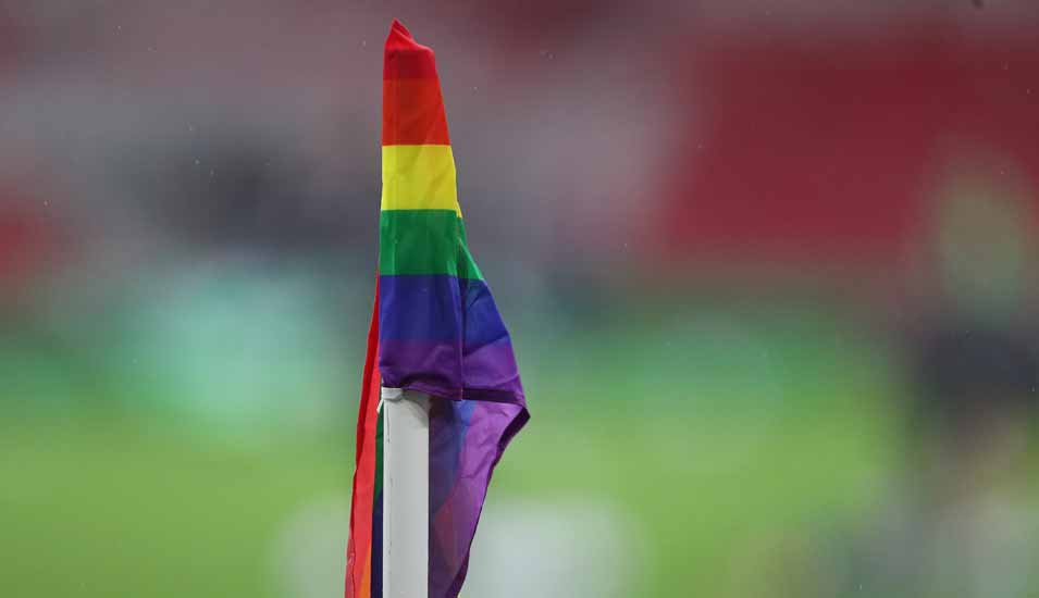 Regenbogenfahne der LGBTQ-Bewegung hängt schlapp an einem Stab