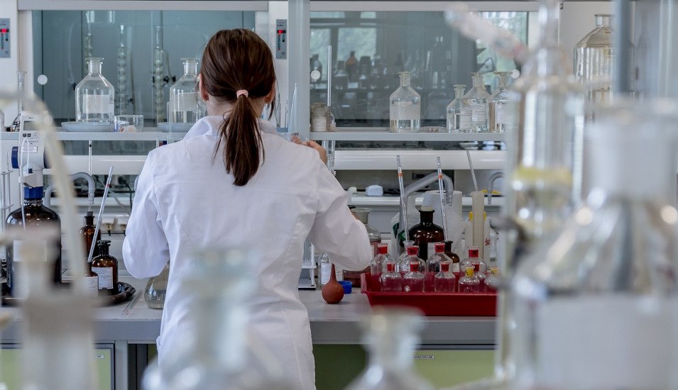 Das Bild zeigt eine junge Wissenschaftlerin im Labor.