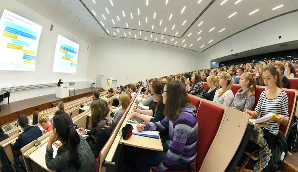 Das Foto zeigt Studienanfänger an der Universität Leipzig.