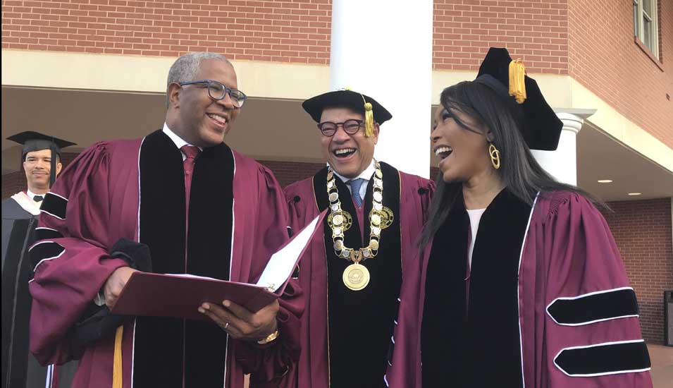 Milliardär Robert F. Smith (links) lacht mit dem Uni-Präsidenten David Thomas (Mitte) und der Schauspielerin Angela Bassett am Morehouse College. 