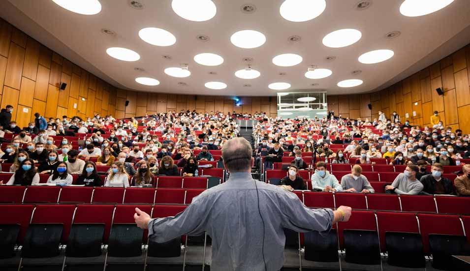 Ein Dozent hält eine Vorlesung für Erstsemester im Audimax der Universität Hannover.