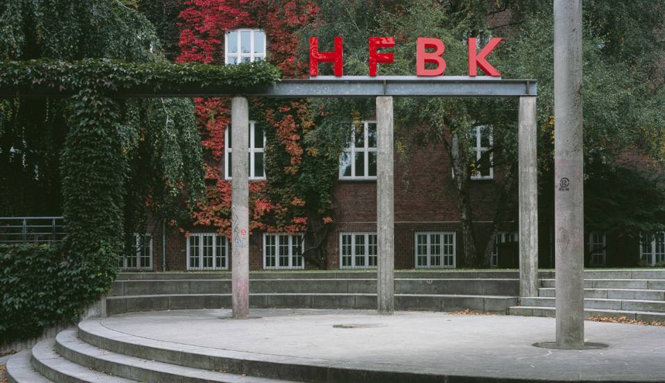 Das Bild zeigt den Eingangsbereich der Kunsthochschule Hamburg.