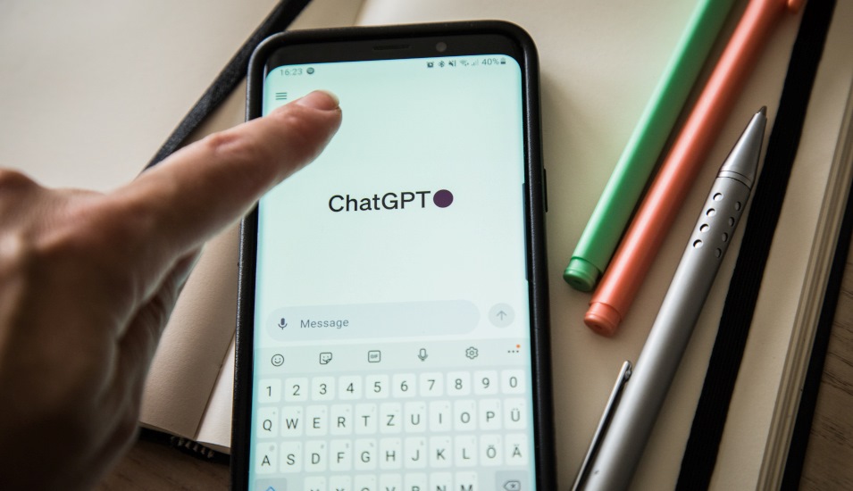 Das Bild zeigt das Anklicken der ChatGPT-App auf dem Handy.