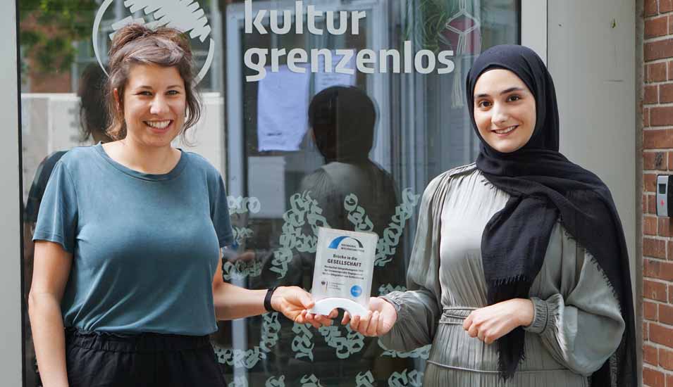 Foto der Preisträger: Gewinner in der Kategorie „Brücke in die Gesellschaft“: Das Projekt „kulturgrenzenlos" der Christian-Albrechts-Universität zu Kiel.