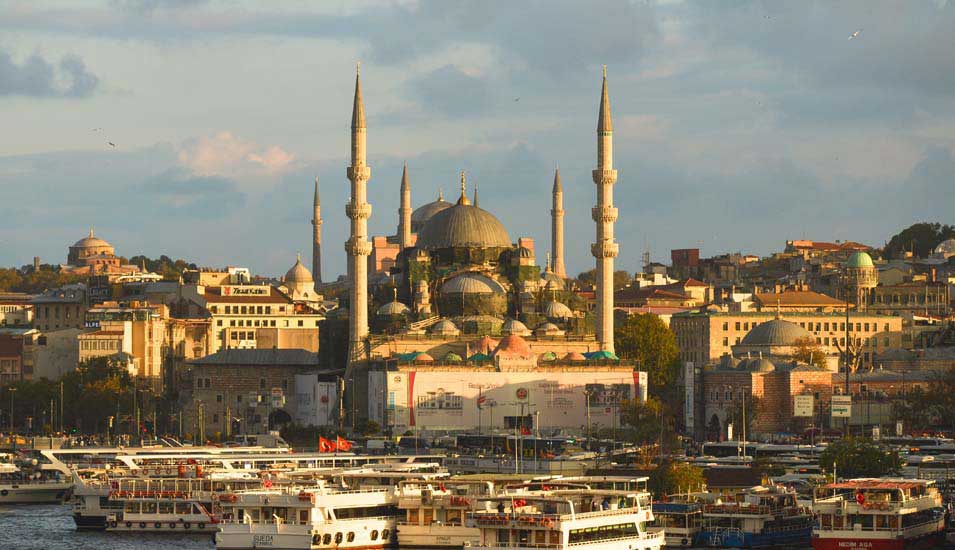 Das Bild zeigt eine Ansicht Istanbuls vom Wasser aus mti der Hagia Sophia