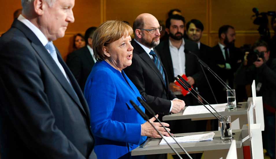 Der CSU-Vorsitzende Horst Seehofer, die Bundeskanzlerin Angela Merkel (CDU) und der SPD-Parteivorsitzende Martin Schulz