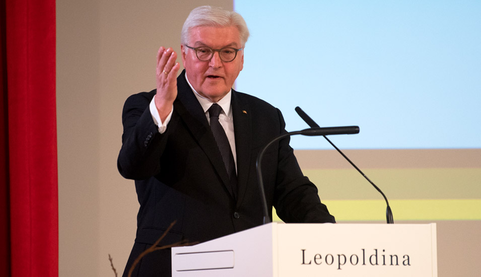 Das Foto zeigt Bundespräsident Steinmeier bei einer Rede vor der Leopoldina