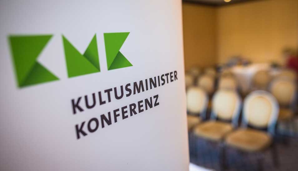 Das Foto zeigt das Logo der Kultusministerkonferenz