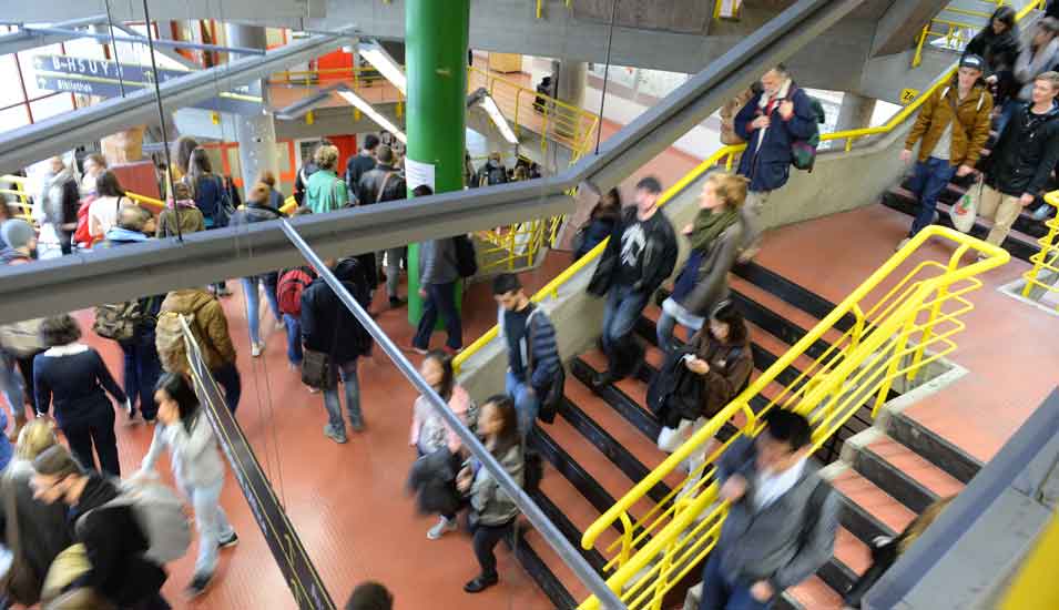 Das Foto zeigt Studierende im Foyer der Universität Konstanz