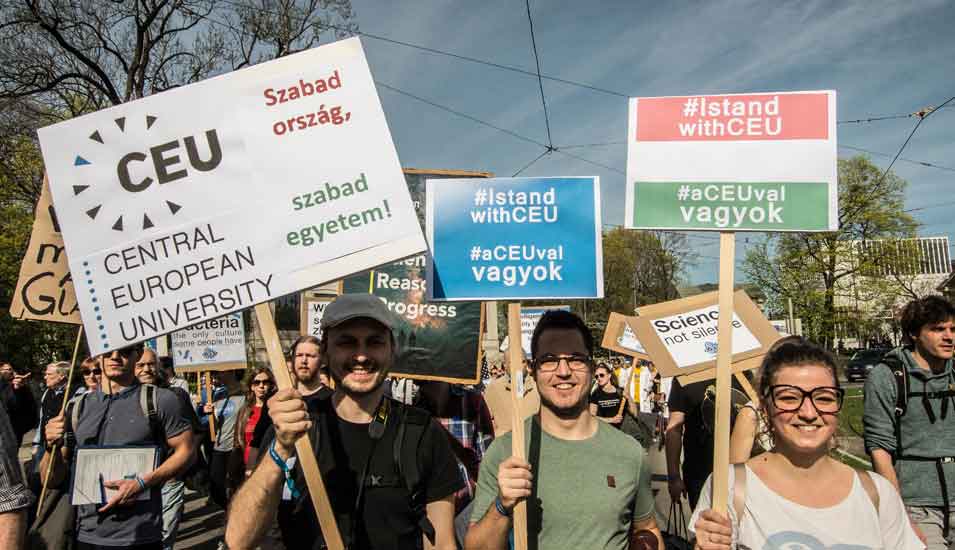 Das Foto zeigt Demonstranten für die Central European University, Budapest, beim March for Science in München.