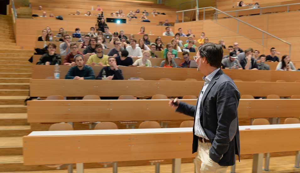 Das Foto zeigt einen Hochschullehrer in einem Hörsaal an der Universität Konstanz.
