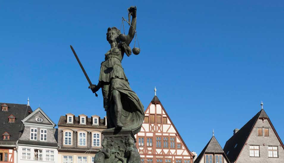 Statue der Göttin der Gerechtigkeit, Justitia, in Frankfurt am Main.