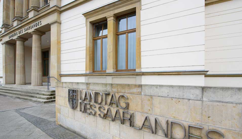 Das Foto zeigt den Eingang des Landtages im Saarland.
