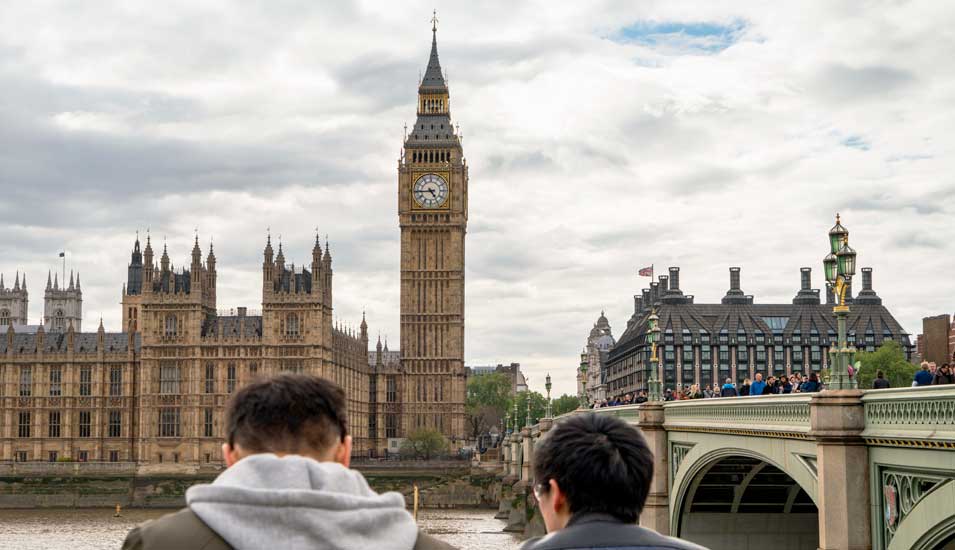 Studierende schauen auf den Palace of Westminster mit Big Ben